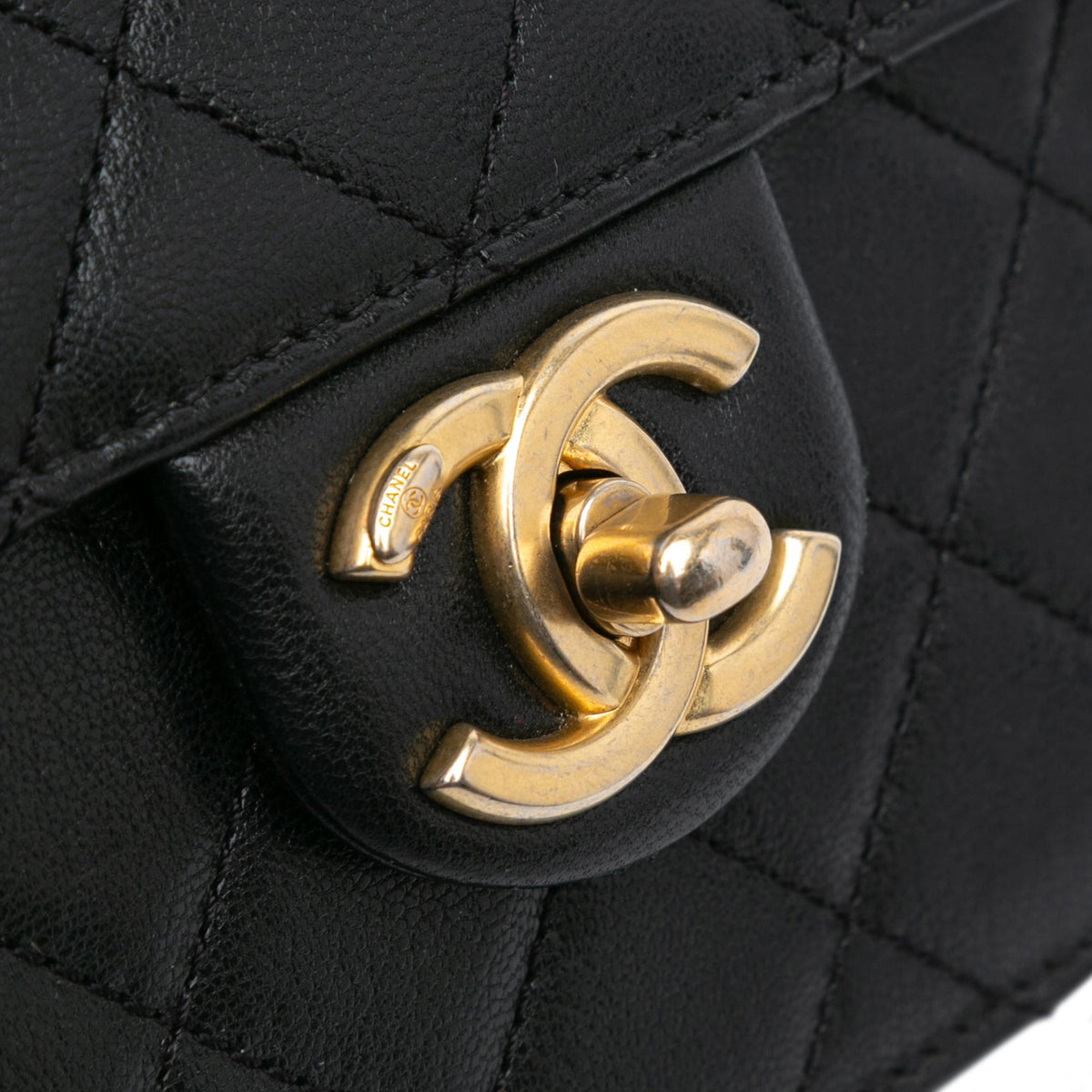 Chanel Small Lambskin Chic Pearls Flap (SHG-HraSbZ)