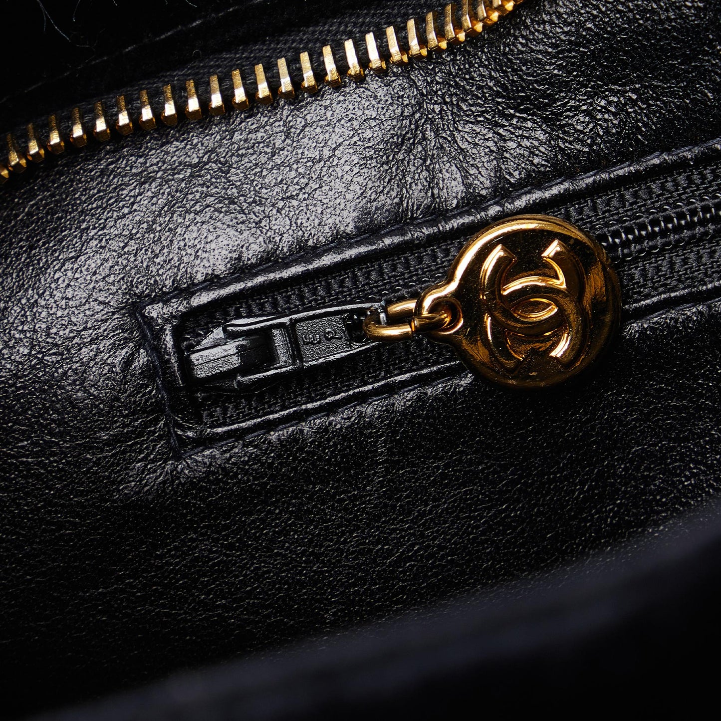 Chanel Velvet Medallion Tote (SHG-O6Jpwf)