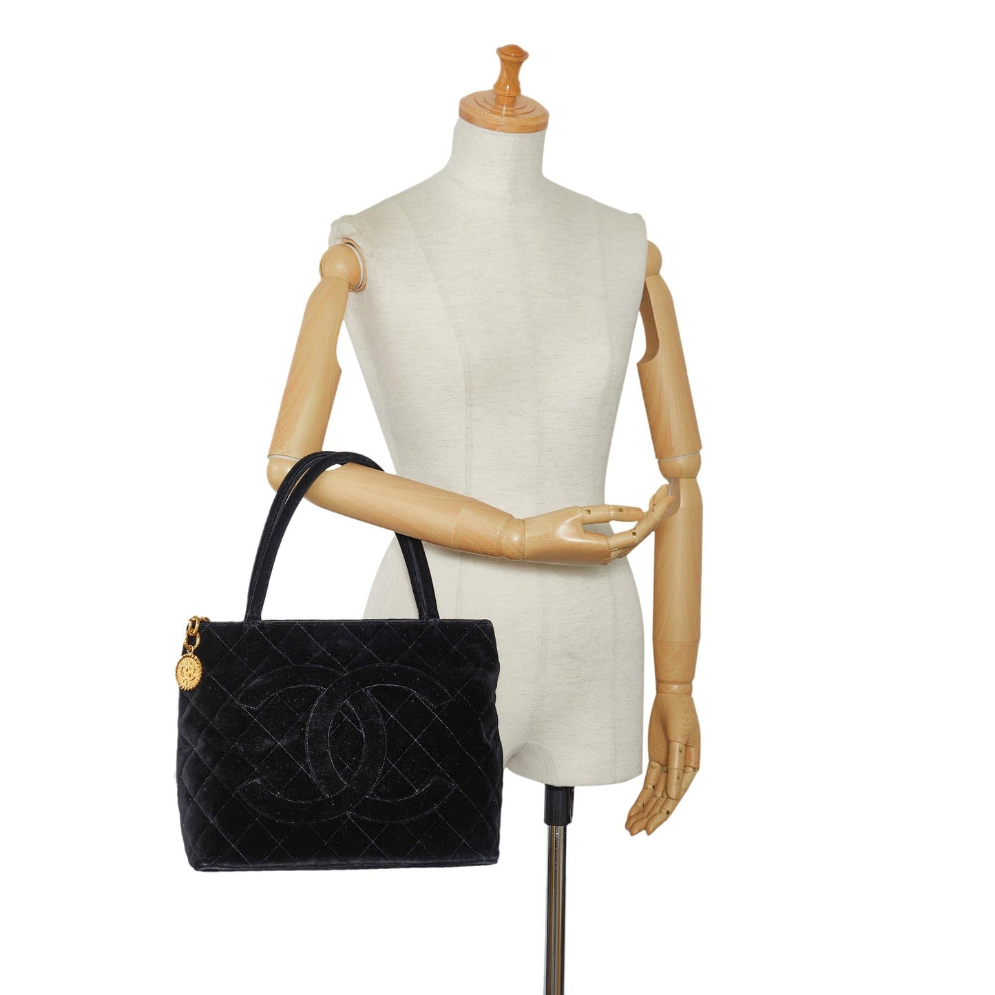 Chanel Velvet Medallion Tote (SHG-O6Jpwf)