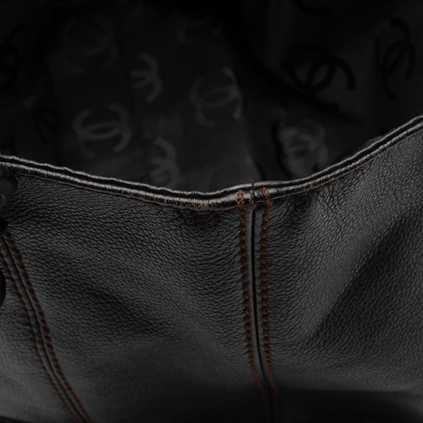 Chanel Vintage Leather Wood Chain Tote (SHF-bz2XaF)