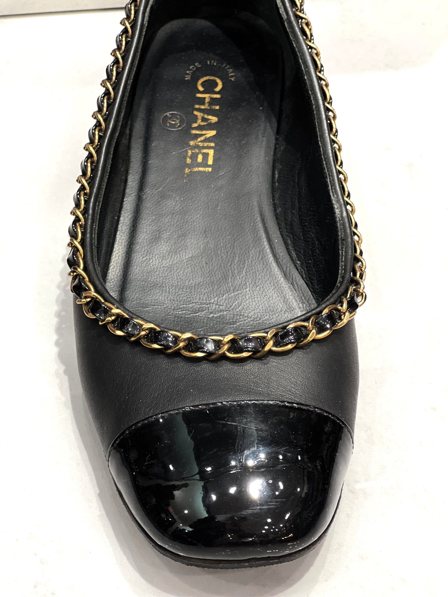 CHANEL CC CAP TOE CHAIN EMBELLISHED TRIM FLAT SHOES