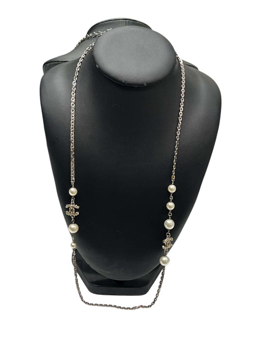 Chanel - sautoir argenté et perles