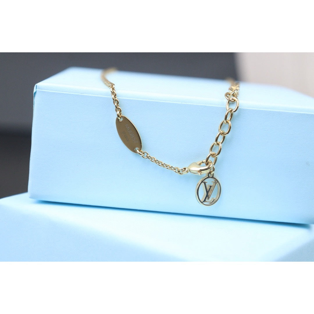 Rank A ｜ LV Collier Essential V Necklace ｜24082210