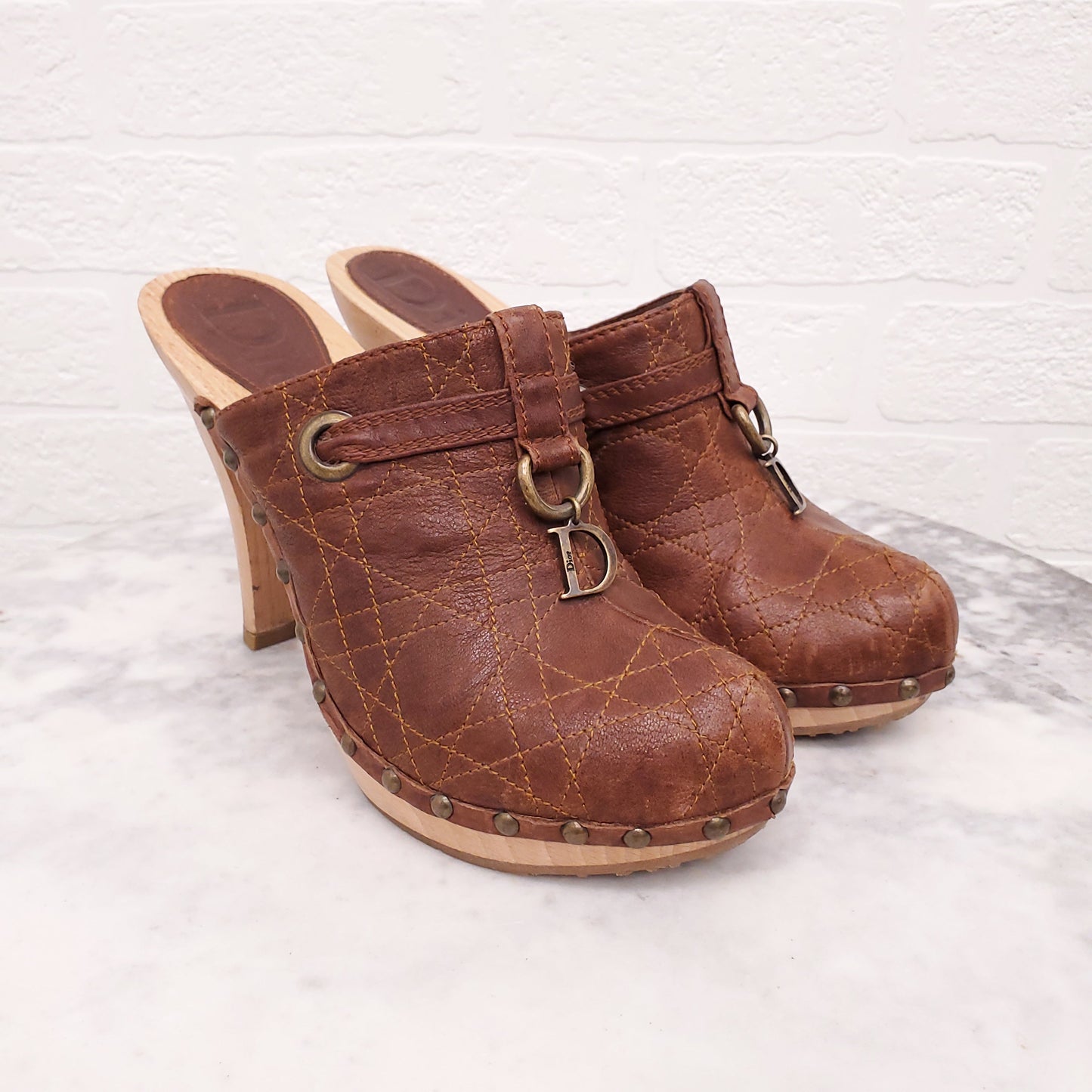 DIOR BROWN LEATHER WOODEN CLOGS WITH LOGO CHARM - SIZE 39
