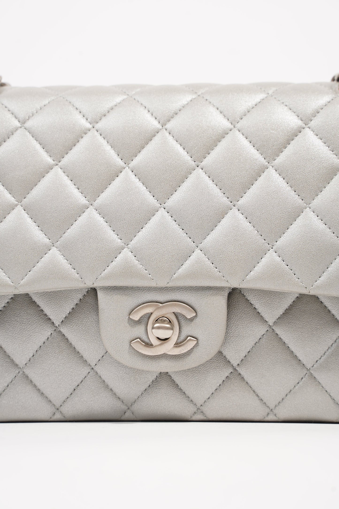 Chanel Womens Quilted Lambskin Leather Classic Double Flap Medium