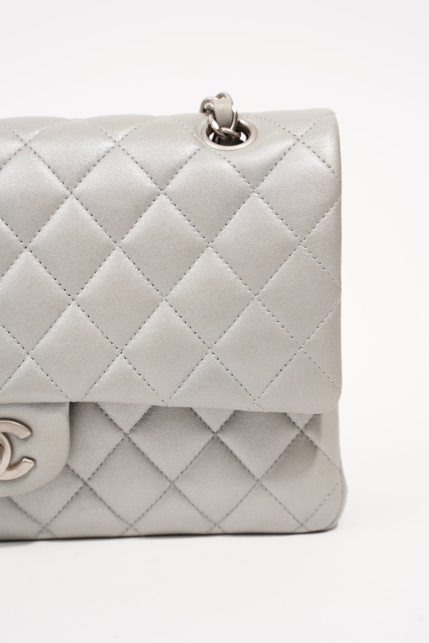Chanel Womens Quilted Lambskin Leather Classic Double Flap Medium
