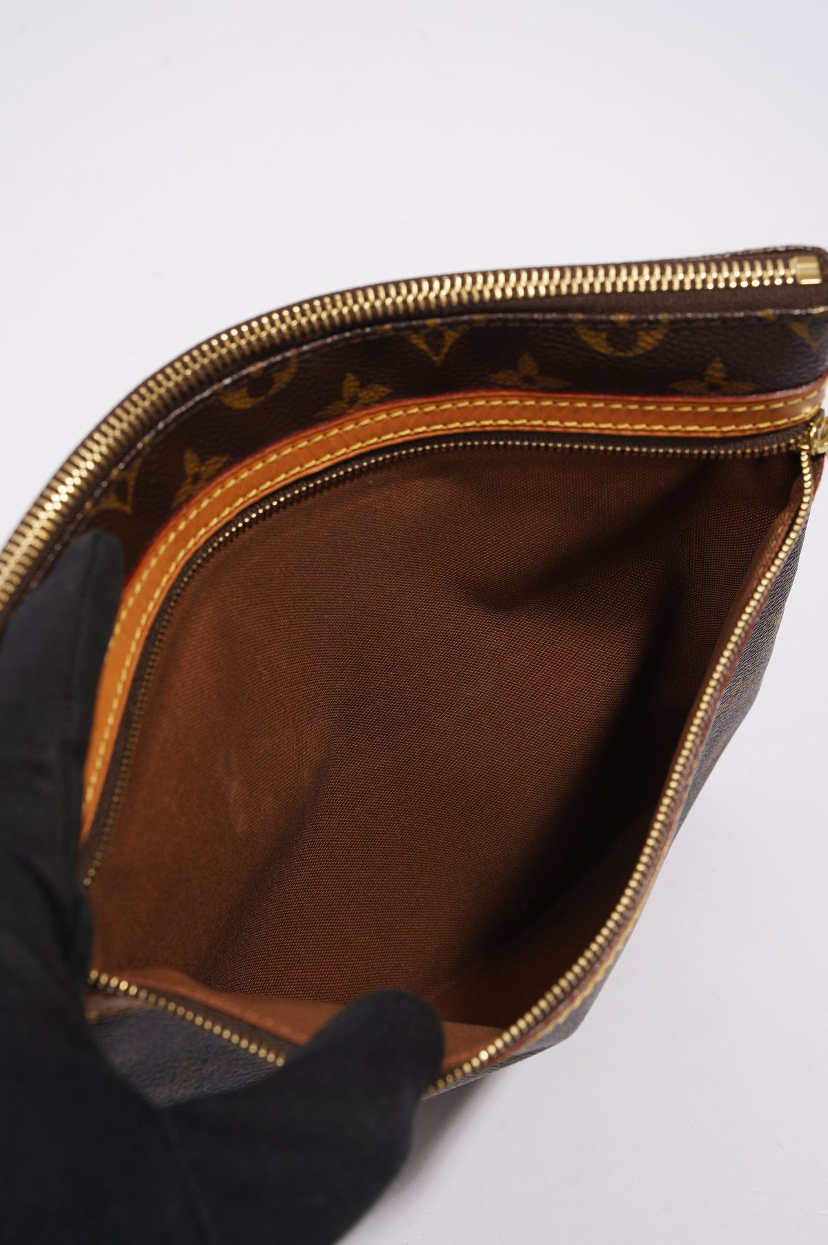 Louis Vuitton Womens Vintage Pochette Bosphore Monogram Canvas