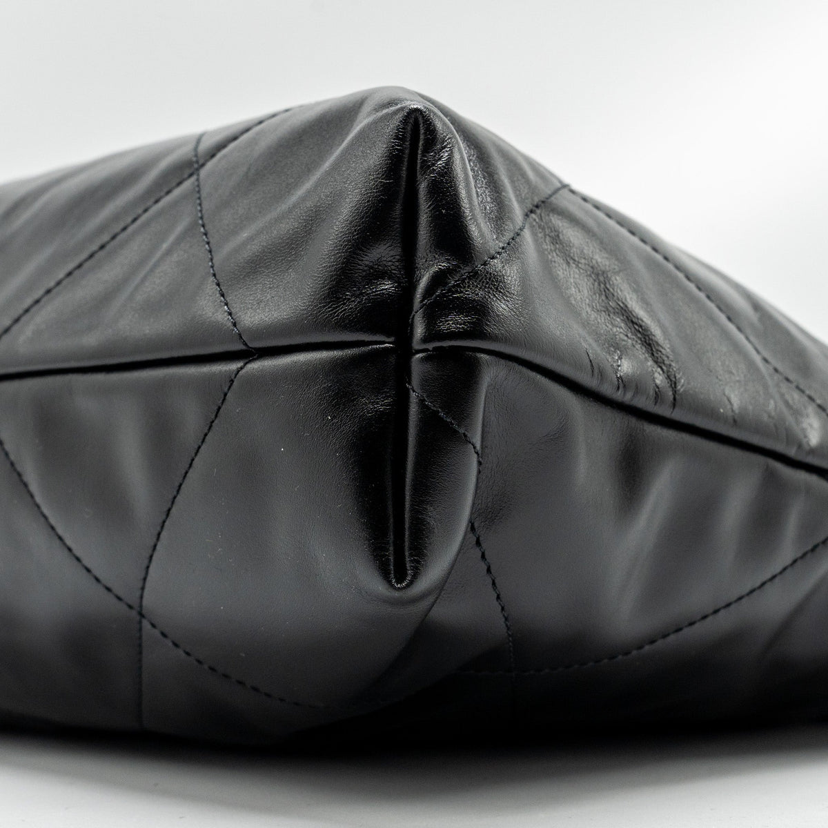 CHANEL medium 22 Bag Shiny Calfskin Black GHW