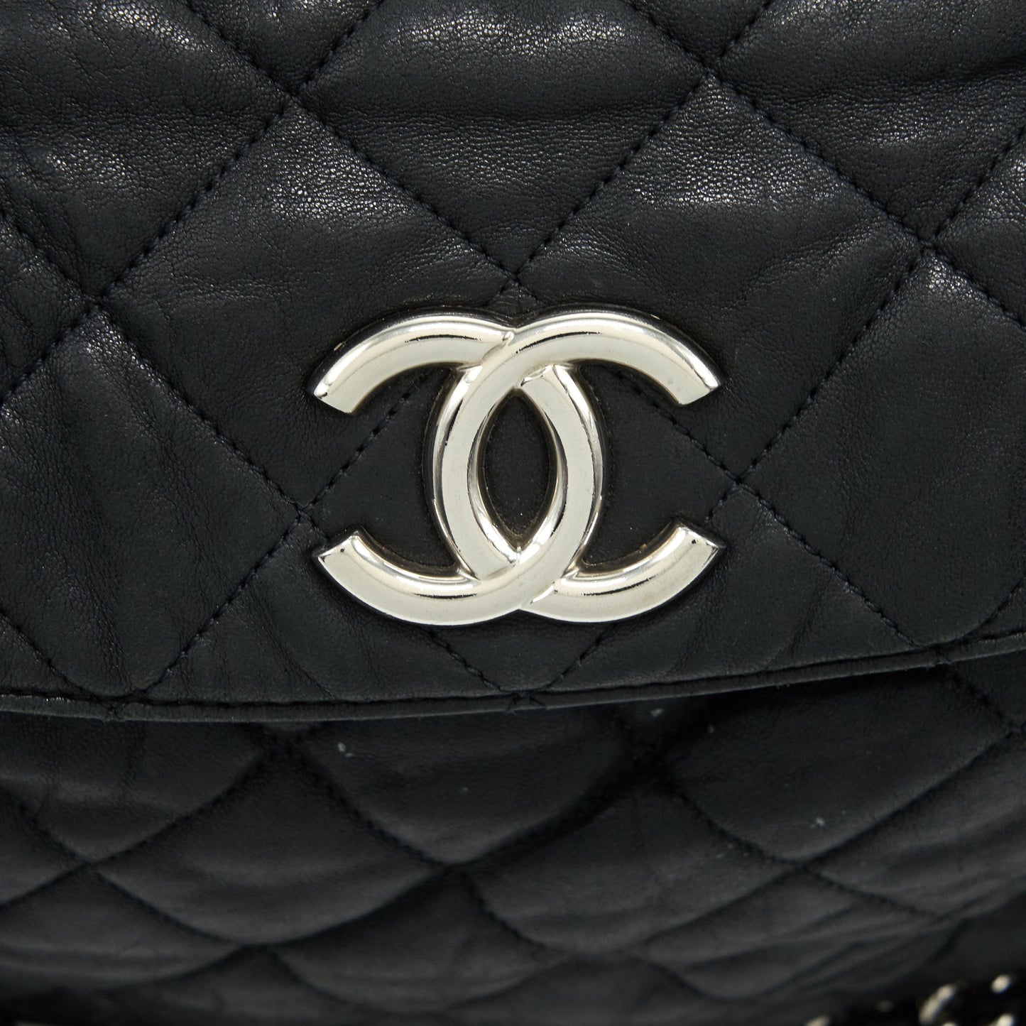Chanel quilted leather with Chain Shoulder Bag Black SHW