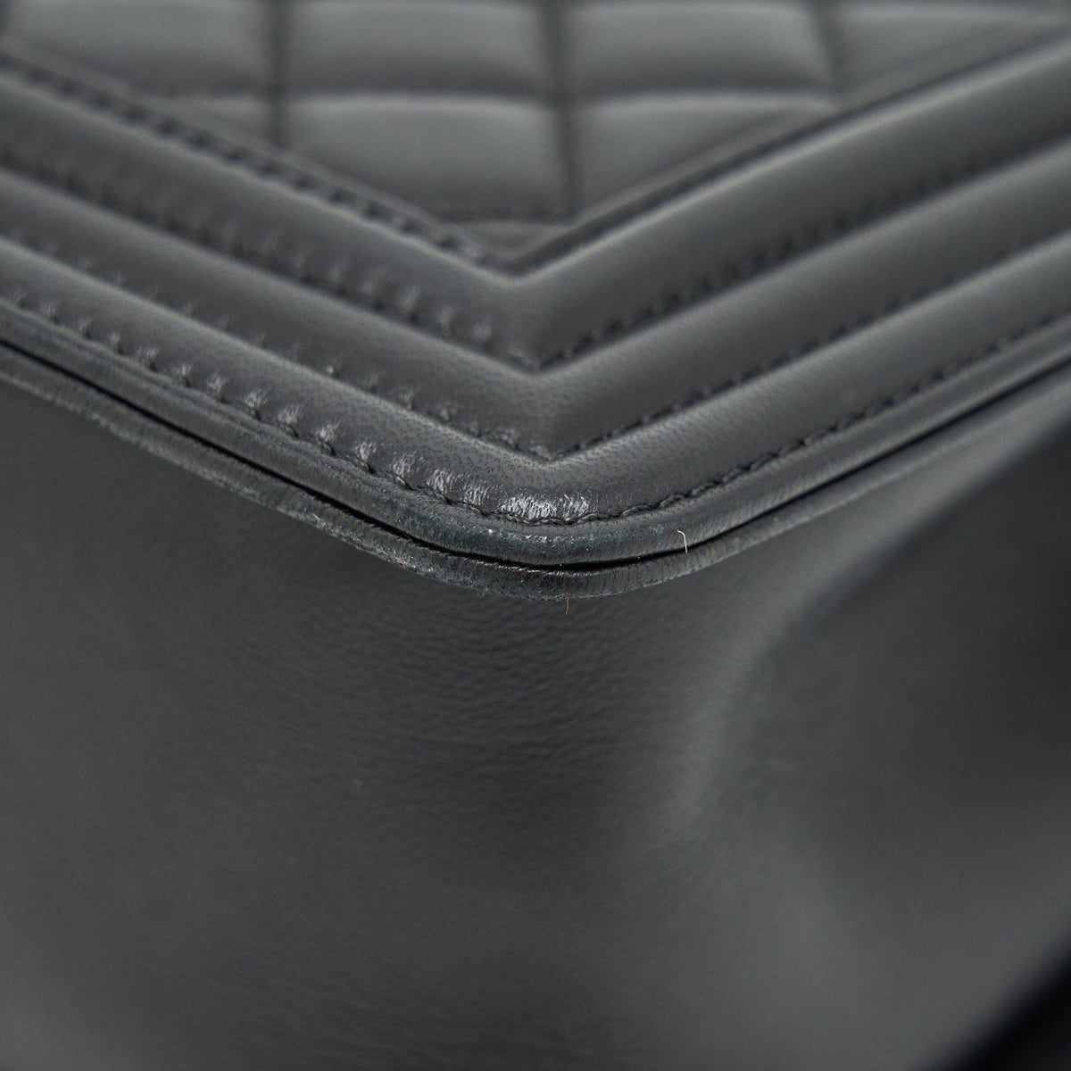 Chanel medium boy black Lambskin Ruthenium SHW