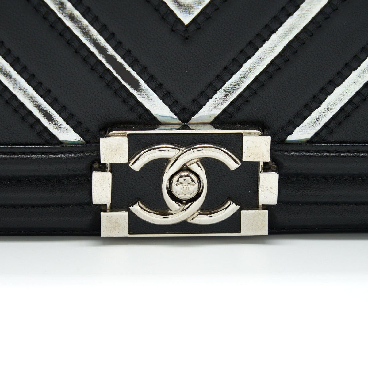Chanel Medium Boy Chevron Lambskin Black/Silver SHW