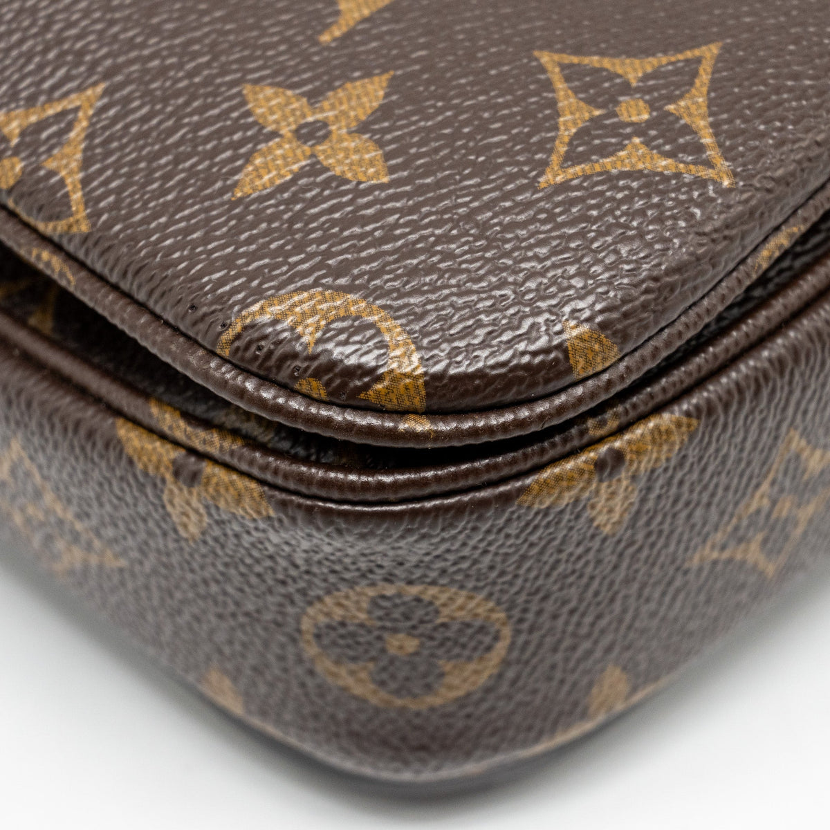 LOUIS VUITTON Pochette Metis Monogram Canvas GHW