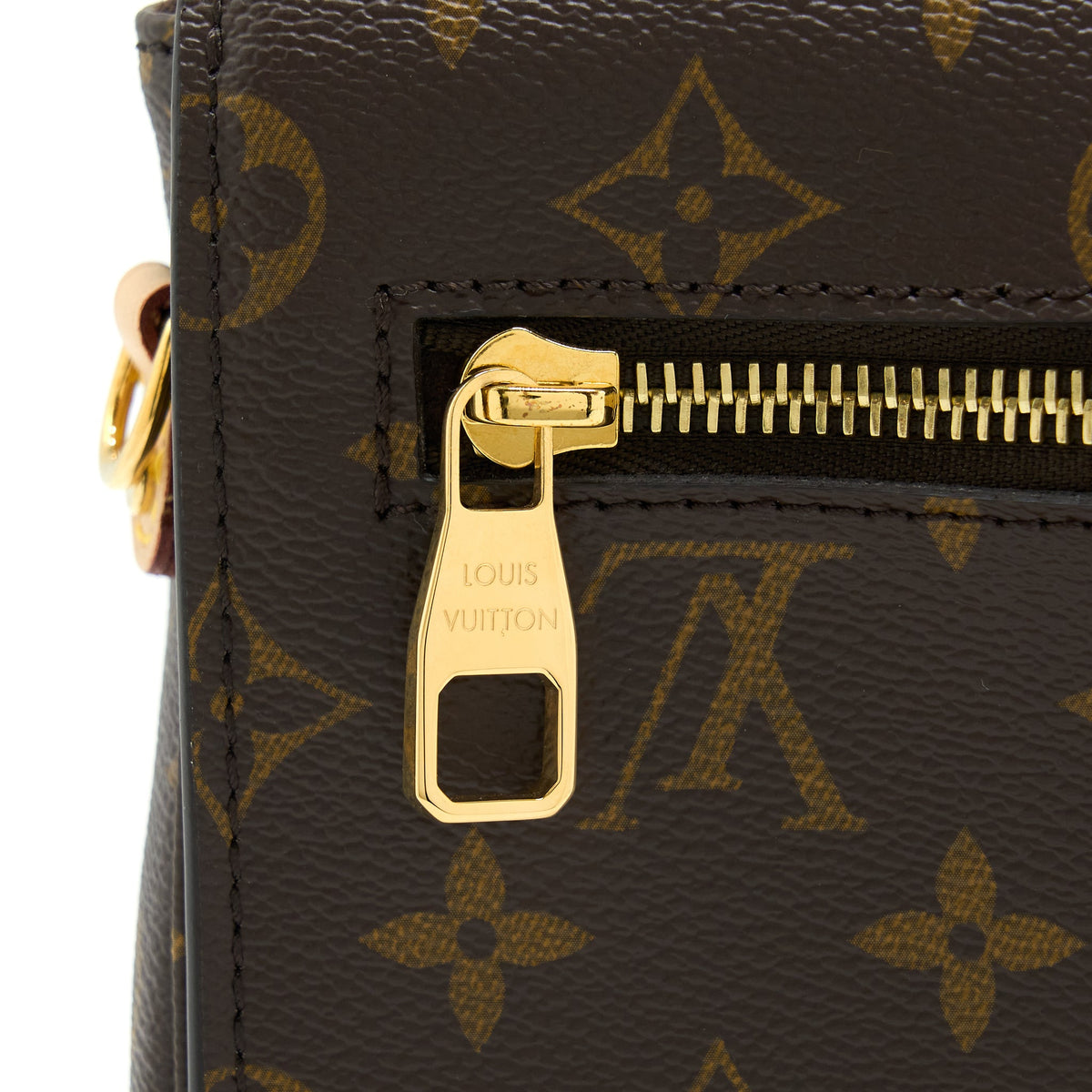 Louis Vuitton Pochette Métis Monogram Canvas GHW