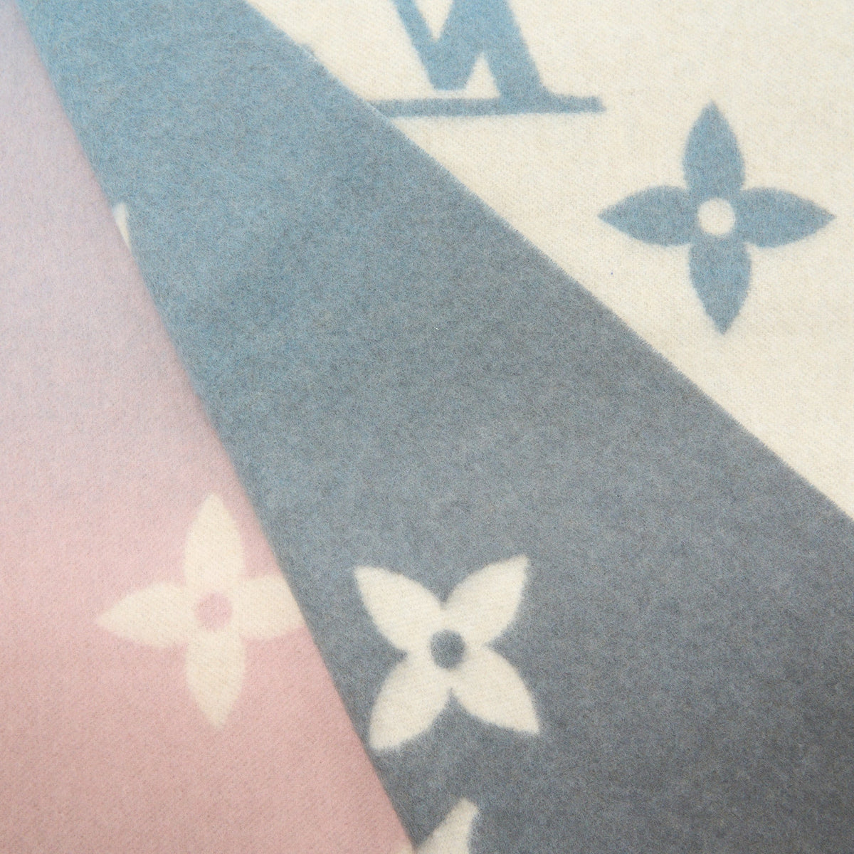 Louis Vuitton Reykjavik Gradient Scarf 190 x 45cm Cashmere Blue Rose