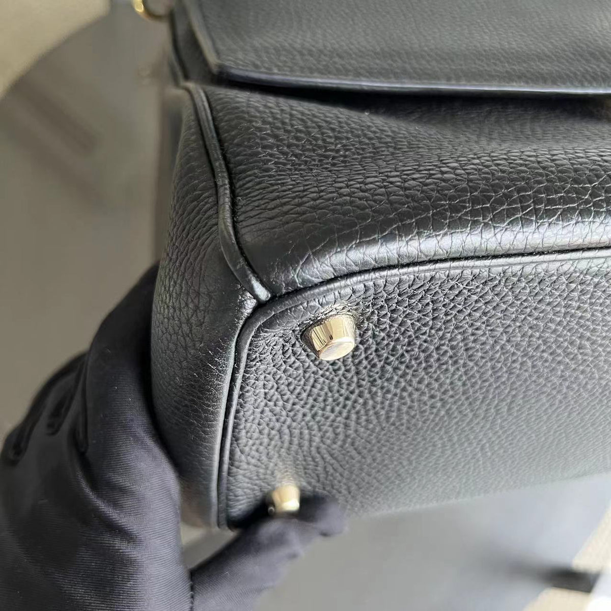 Be Medium Flap Grained Calfskin Black Golden Hardware