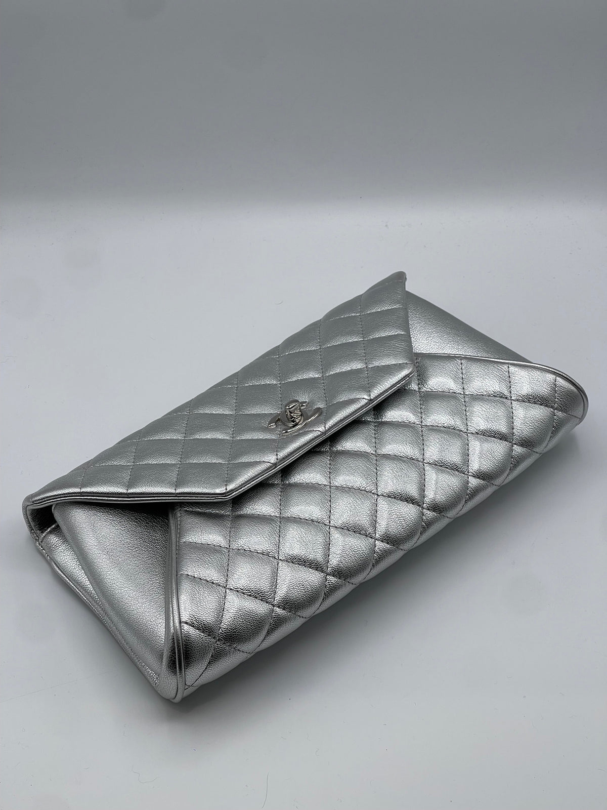 Chanel Pochette Sac enveloppe métallisée CC