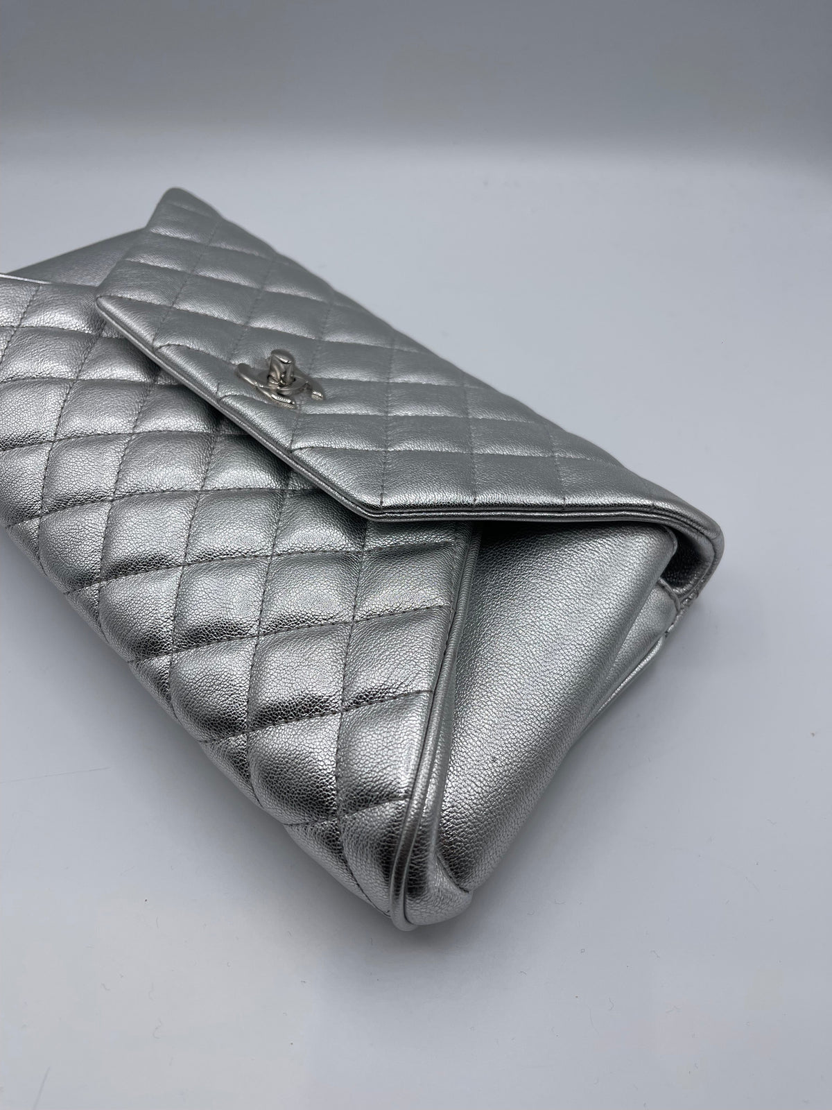 Chanel Pochette Sac enveloppe métallisée CC