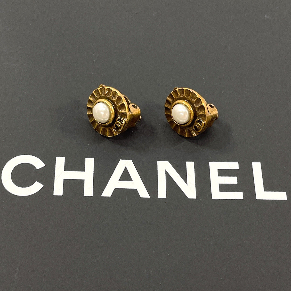 CHANEL Earring Metal, Faux Pearl gold vintage COCO Mark