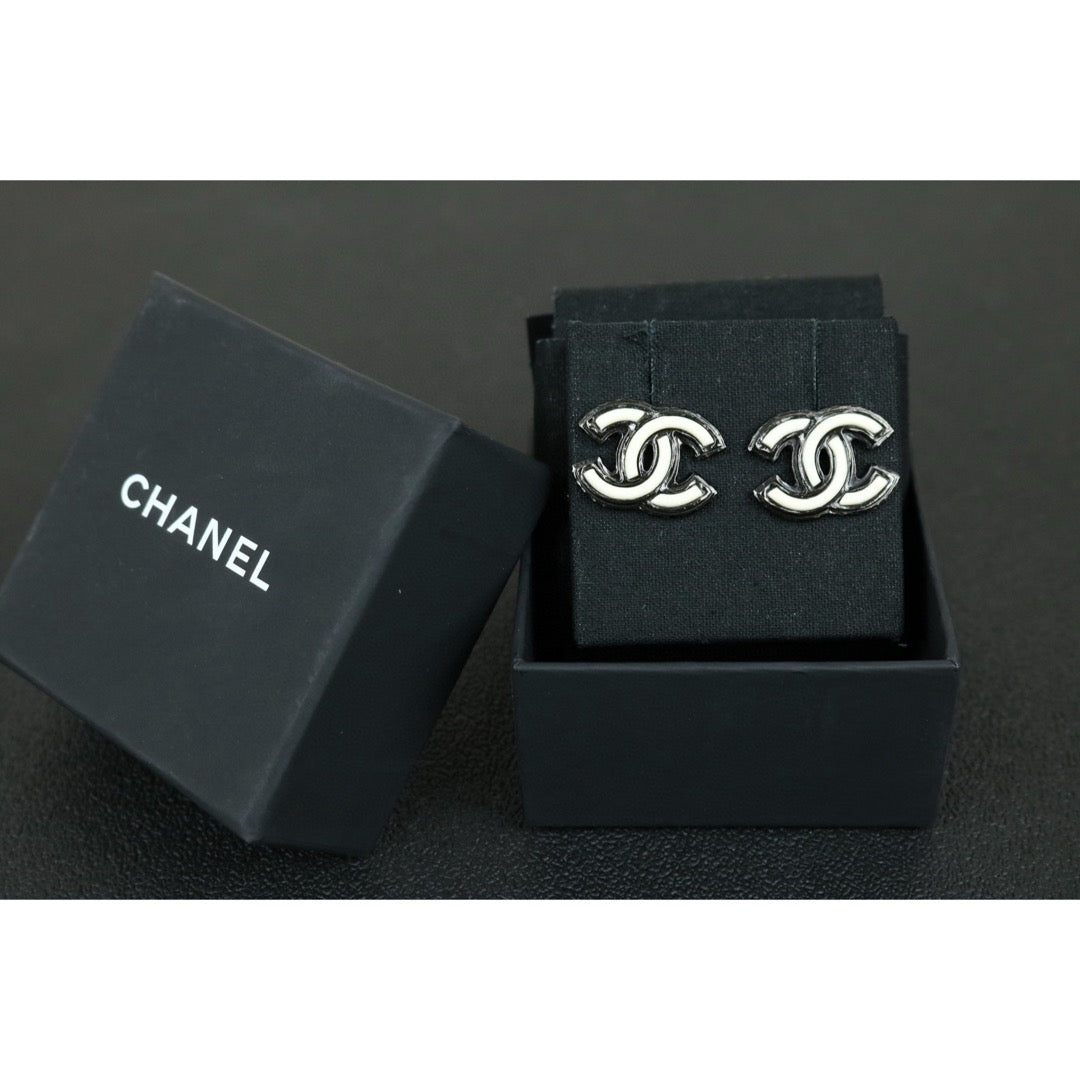 Excellent（Rank SA）｜ CHANEL  Coco Mark  White  Earrings ｜X25020915