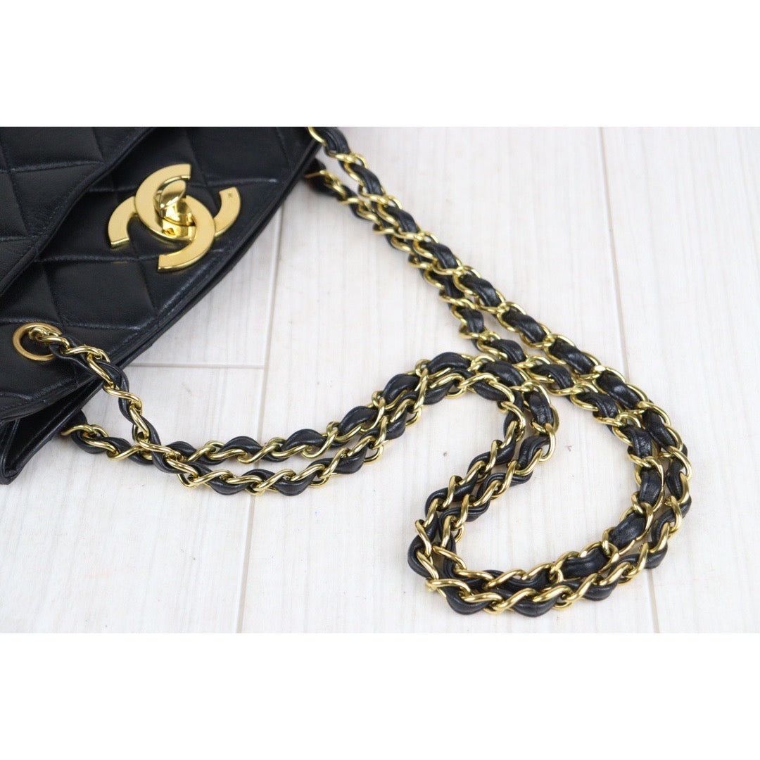 Rank A ｜CHANEL Vintage Lambskin Shoulder Bag Made in 1994-1996 Year｜23101911