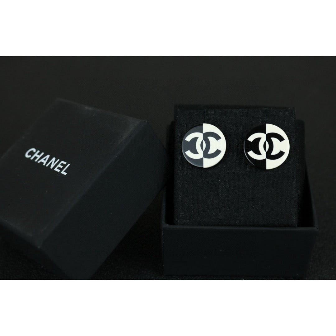 Excellent（Rank SA）｜CHANEL COCO Mark Black and White Combination Earrings｜ X25020918