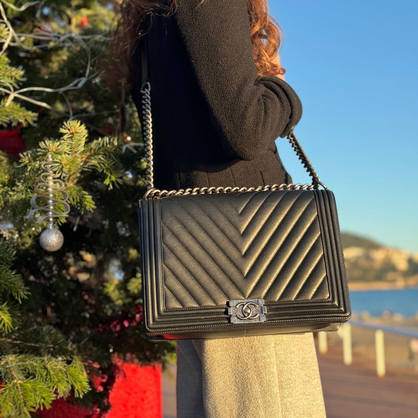 Chanel - Sac Boy Maxi chevron noir