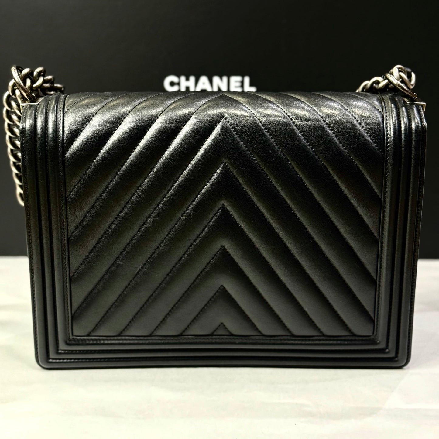Chanel - Sac Boy Maxi chevron noir