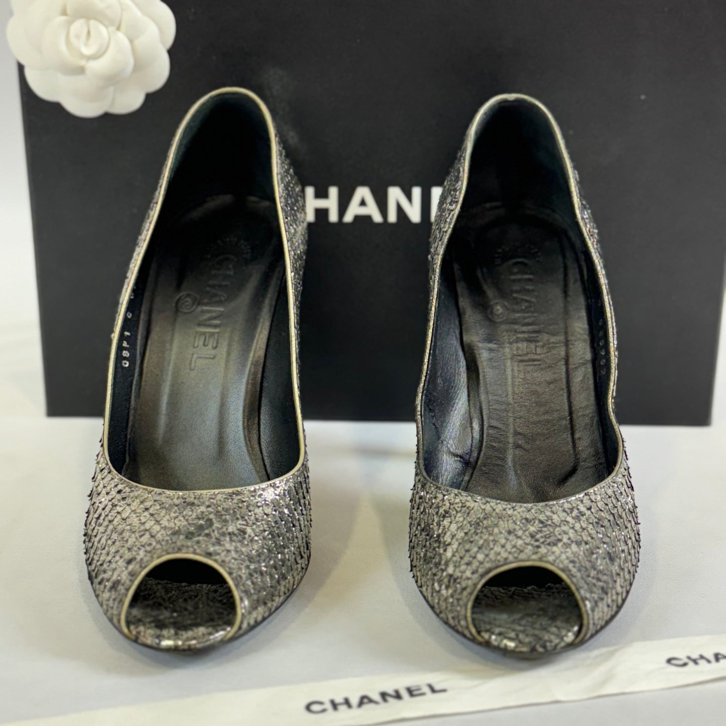Chanel - Escarpins Python argenté T.37,5