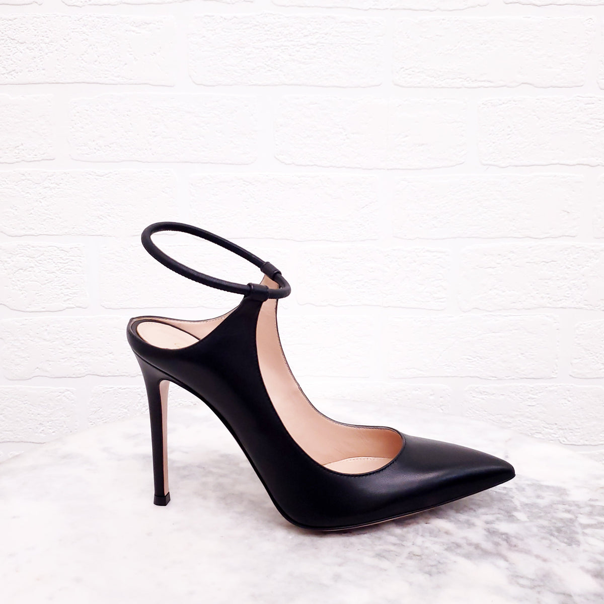 GIANVITO ROSSI BLACK LEATHER HEELS WITH ANKLE STRAP - SIZE 37.5
