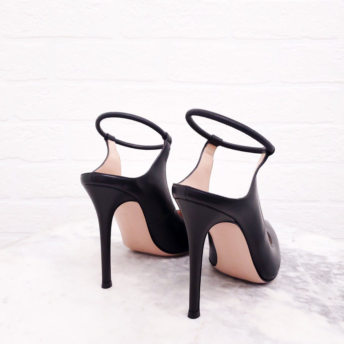 GIANVITO ROSSI BLACK LEATHER HEELS WITH ANKLE STRAP - SIZE 37.5
