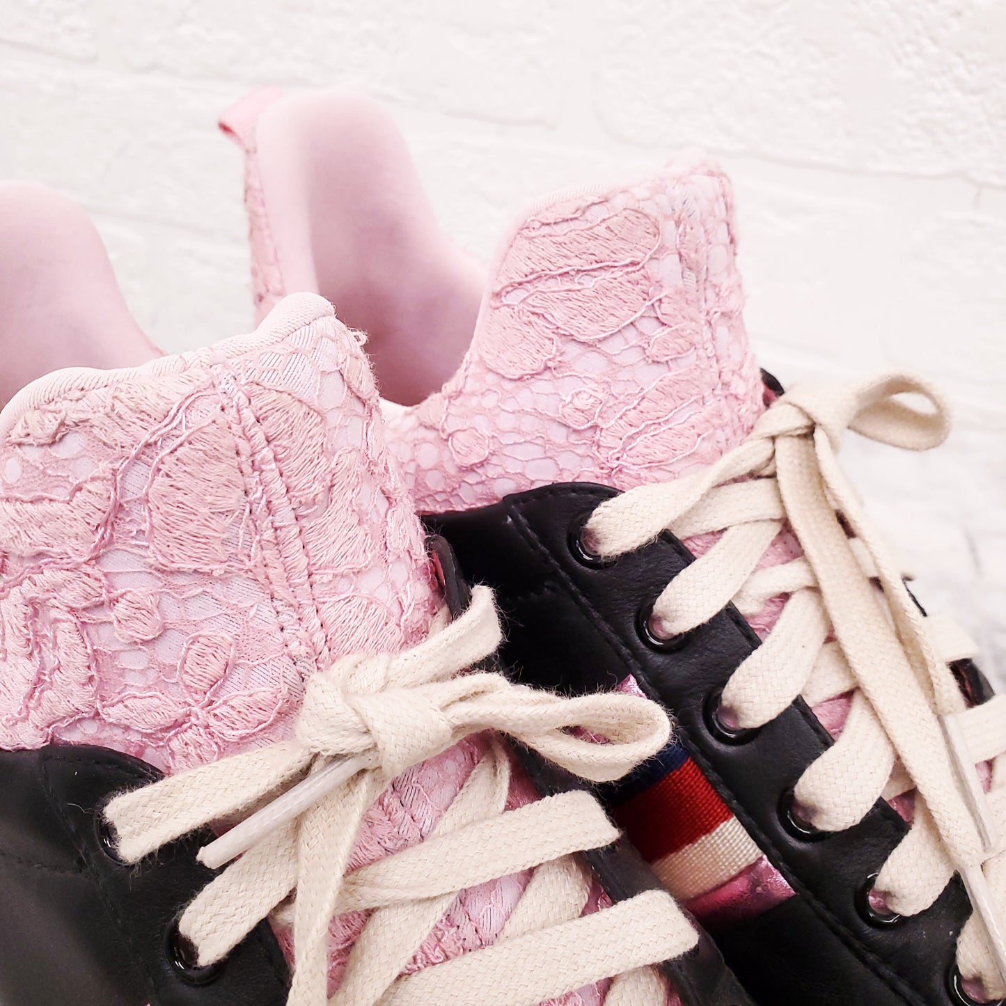 GUCCI BLACK AND PINK LACE 'ACE' SNEAKERS - SIZE 40
