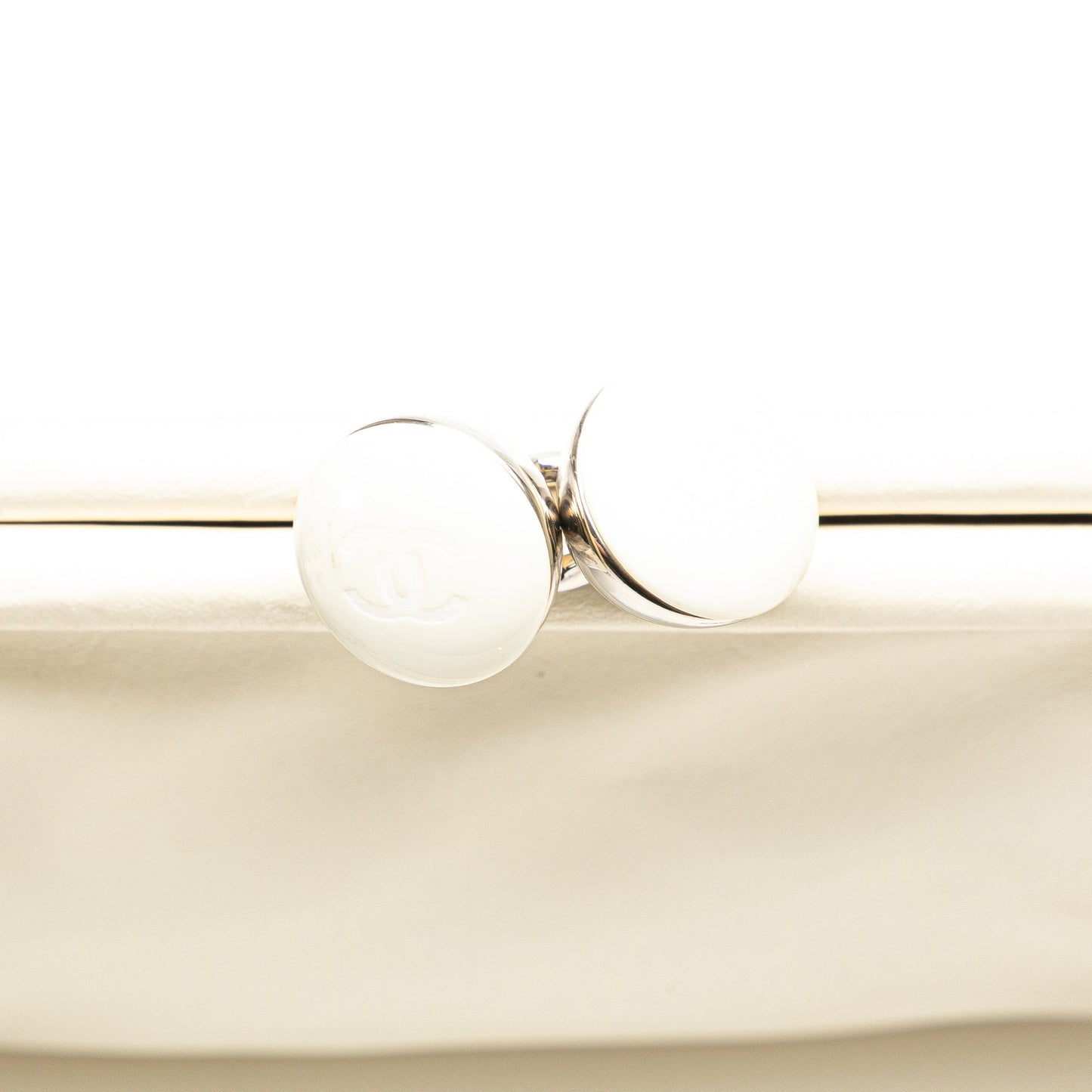 White Chanel Lambskin Kiss Lock Accordion Shoulder Bag