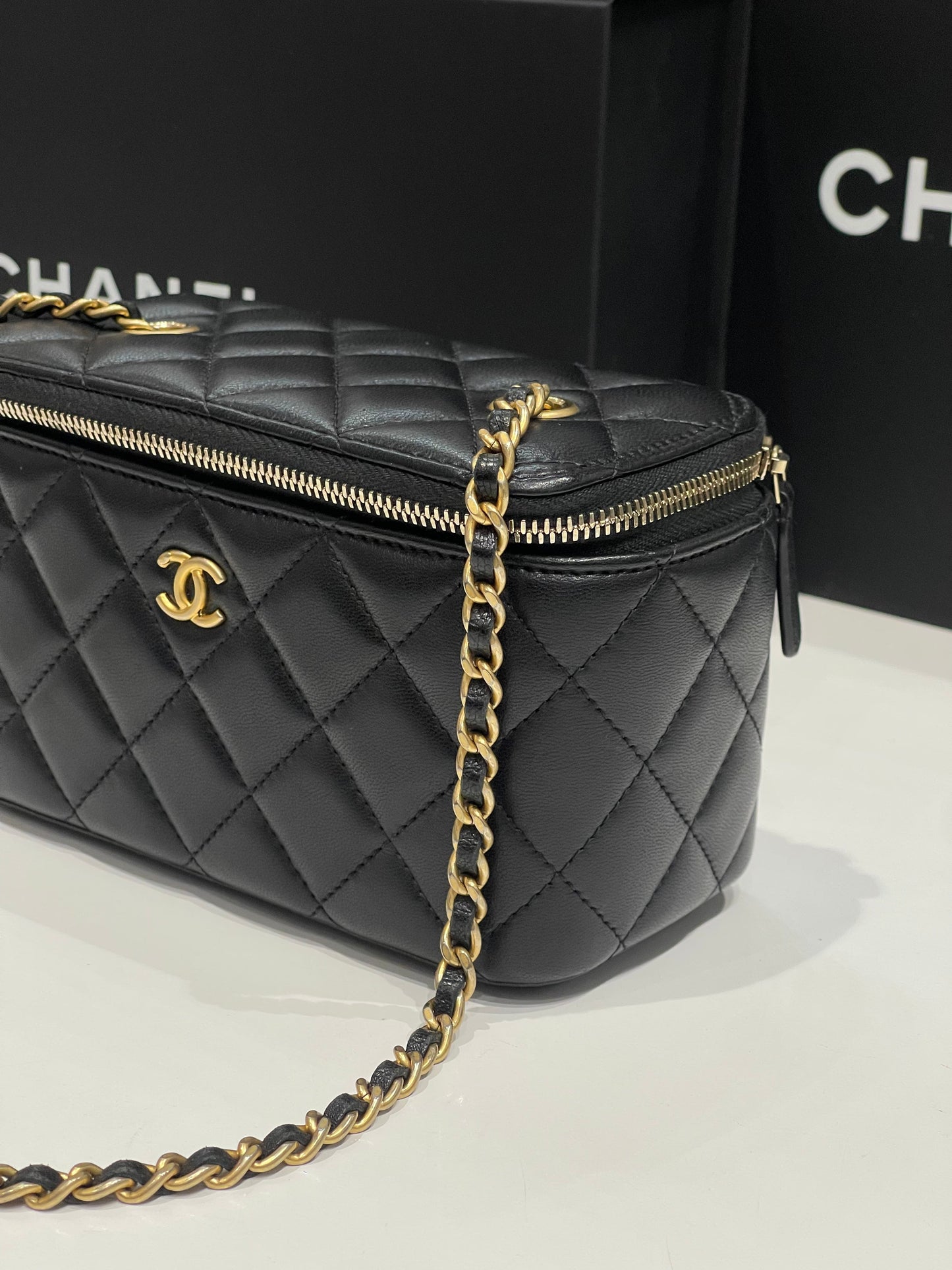 Chanel - sac vanity en cuir noir chaîne rétractable