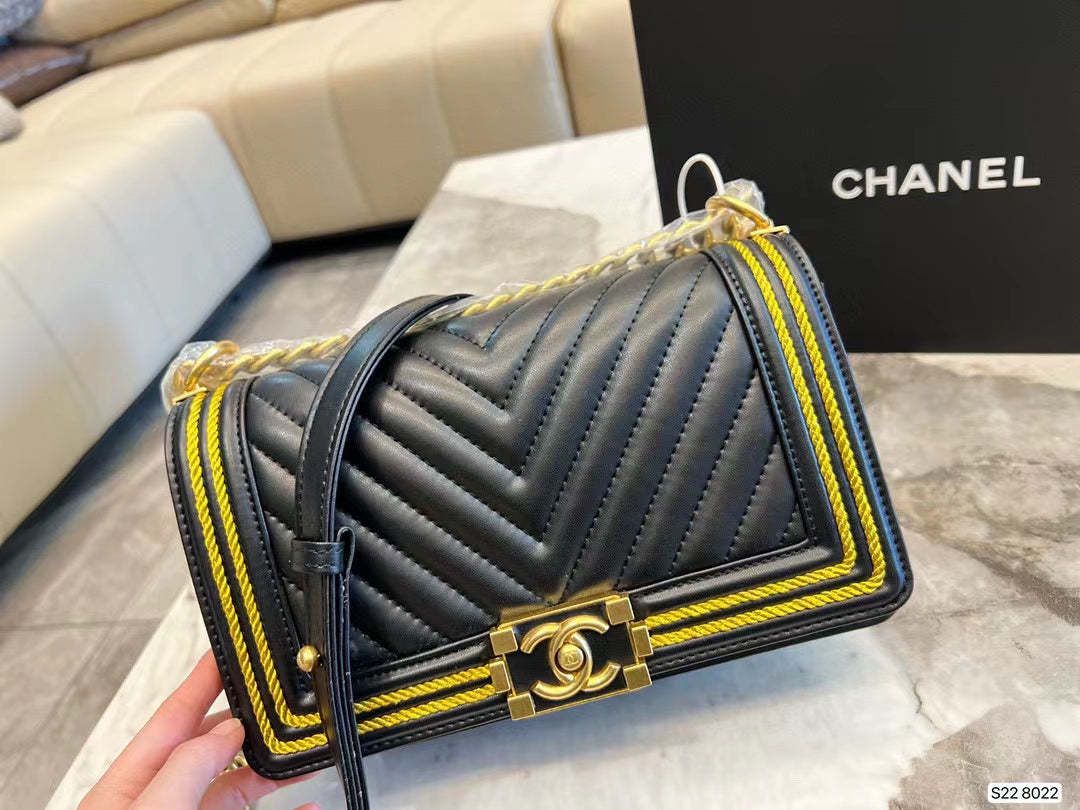 CHANEL Crossbody Bag (black/gold)