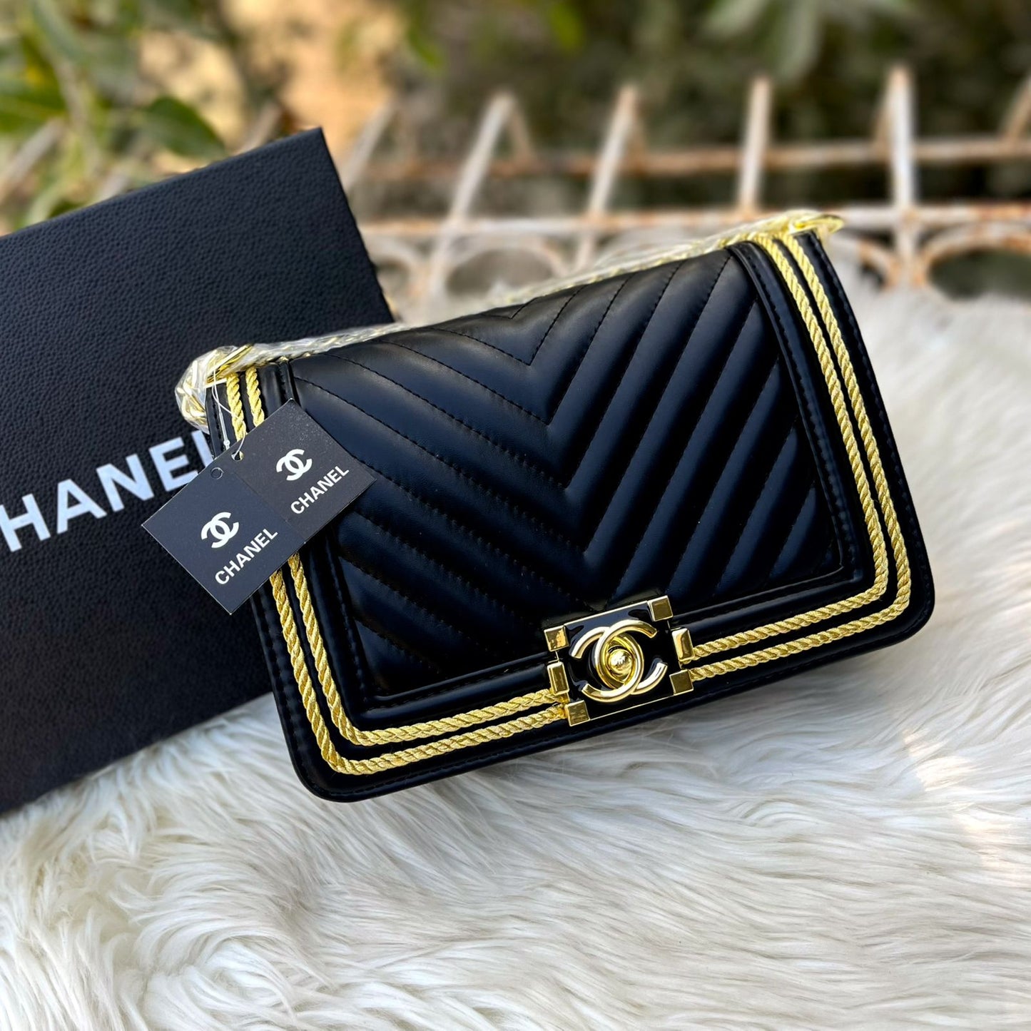 CHANEL Crossbody Bag (black/gold)