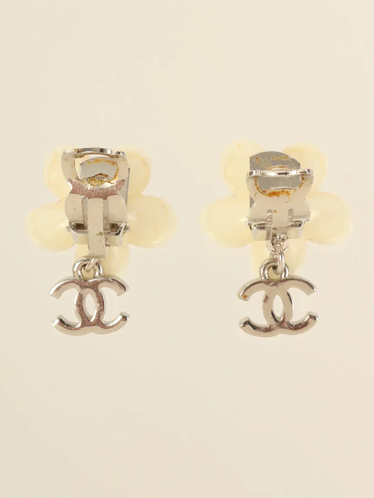 CHANEL 2005 Made Camellia Cc Mark Swing Earrings White/Silver