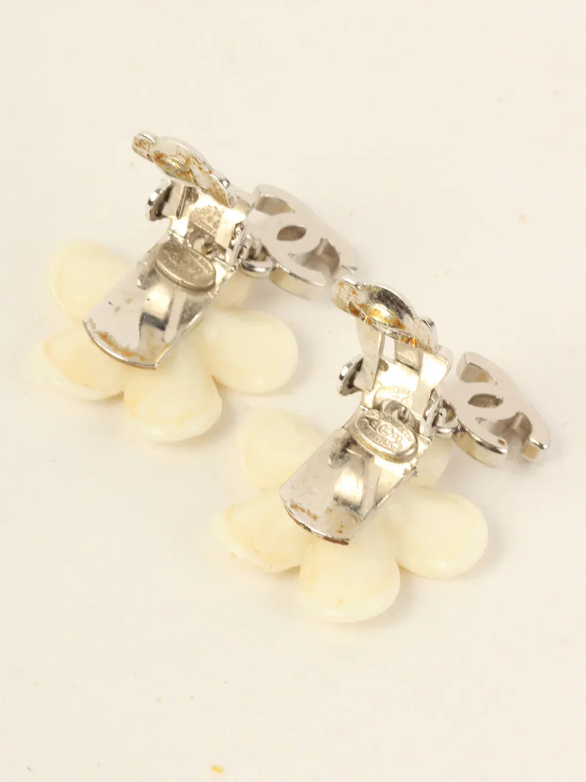 CHANEL 2005 Made Camellia Cc Mark Swing Earrings White/Silver