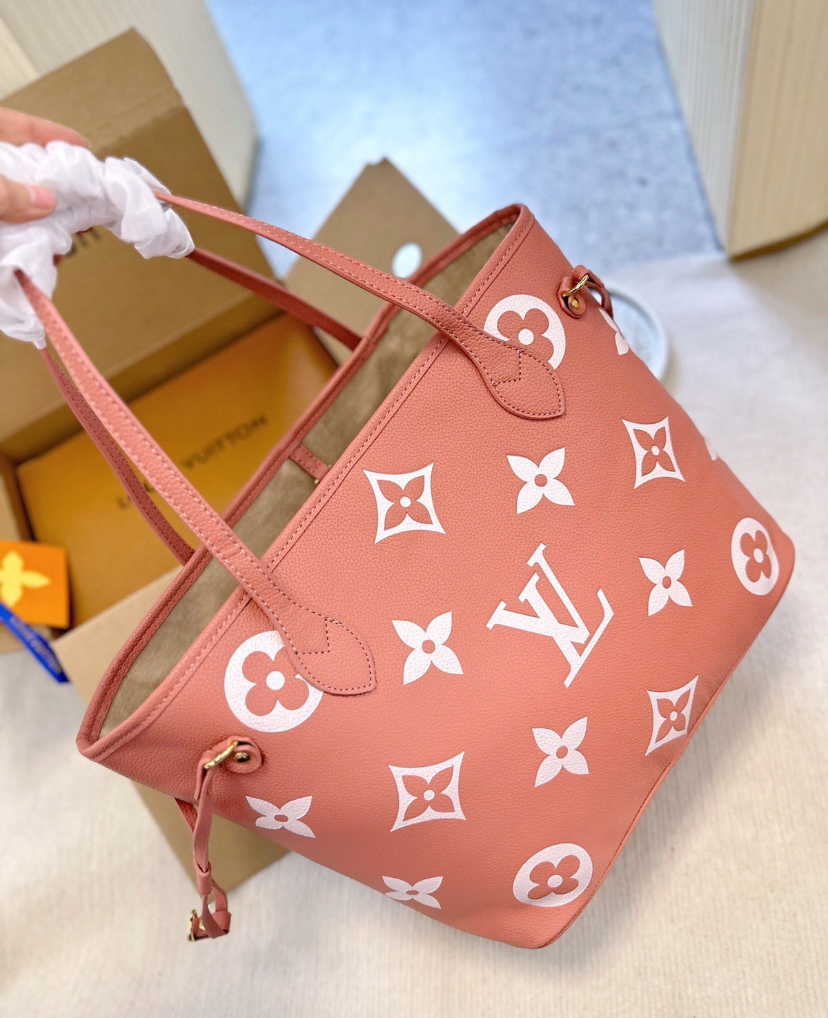 LB777 Neverfull MM / 12.2 x 11 x 5.5 inches