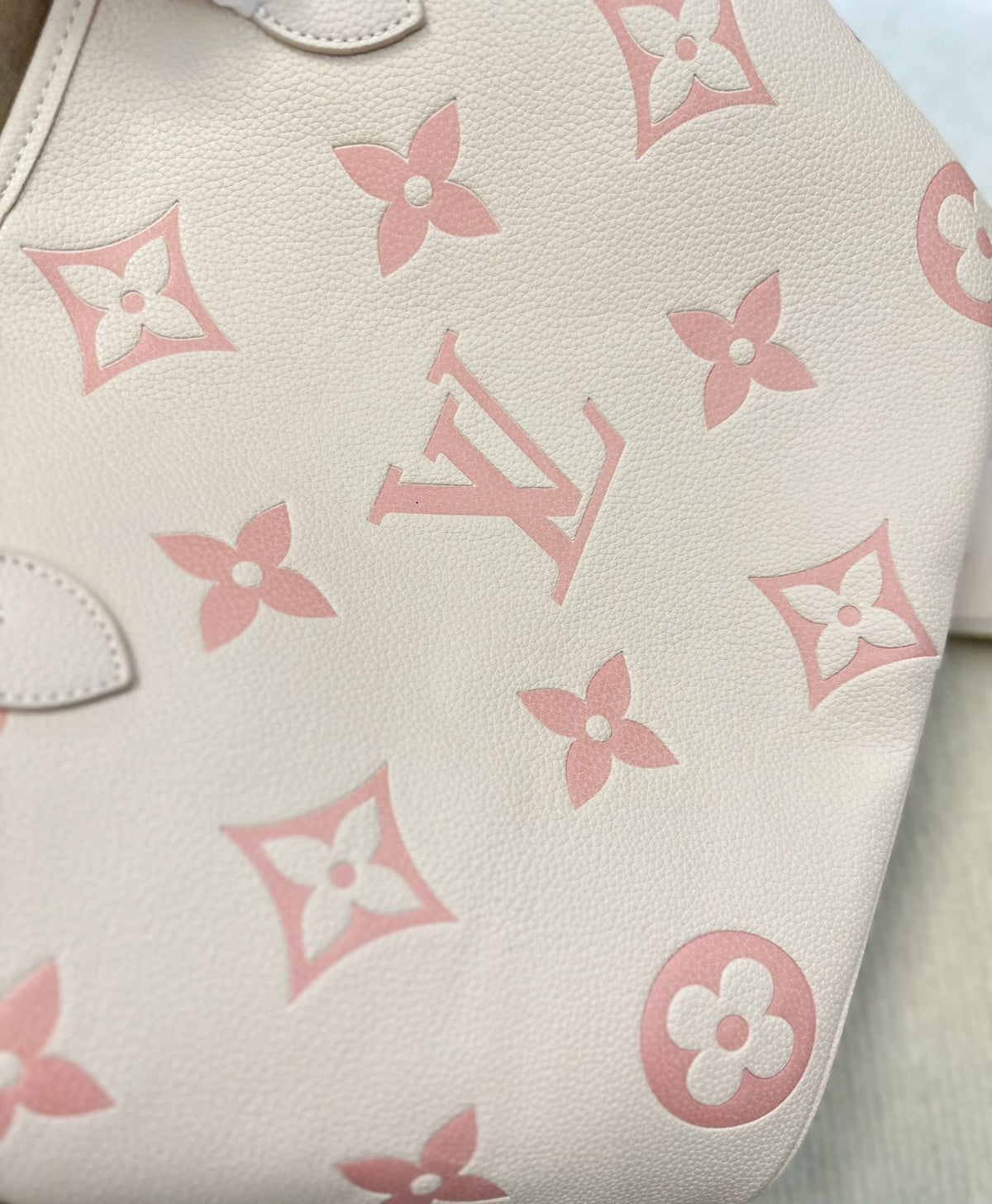 LB777 Neverfull MM / 12.2 x 11 x 5.5 inches