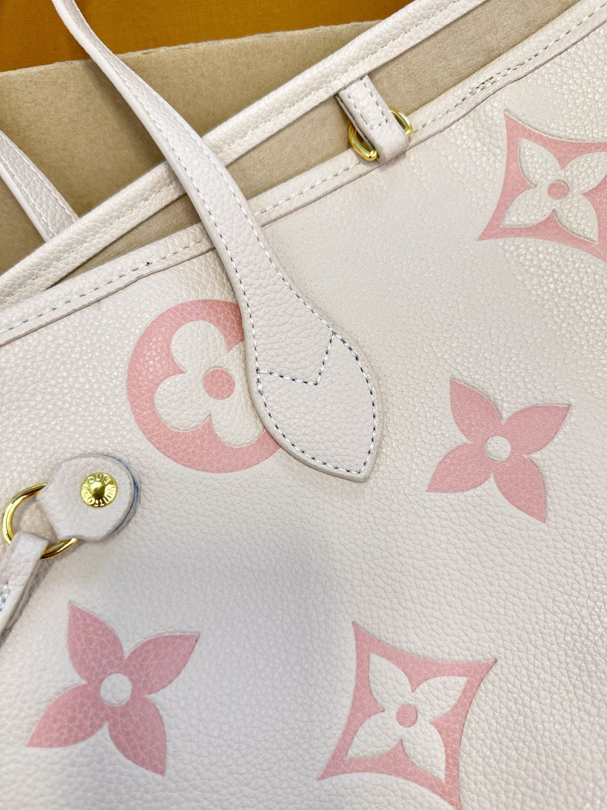 LB777 Neverfull MM / 12.2 x 11 x 5.5 inches