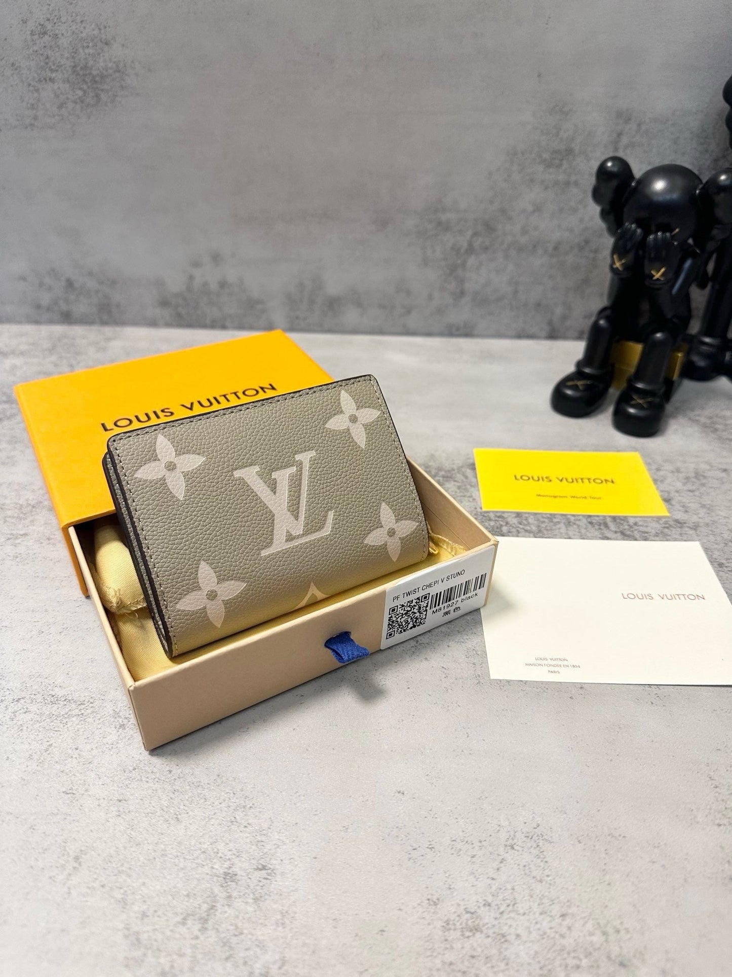 LB948 Compact Wallet / 4.3 x 3.3 x 1.4 inches