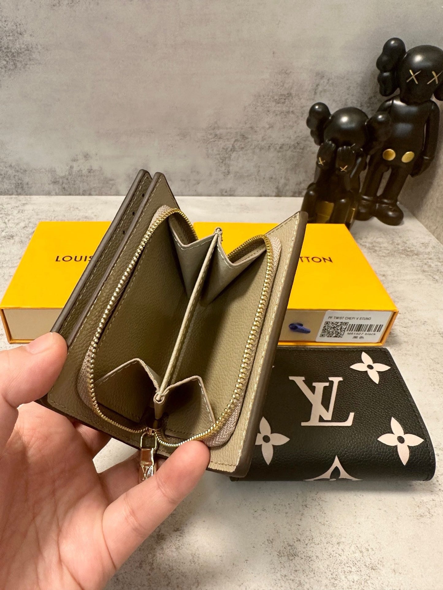LB948 Compact Wallet / 4.3 x 3.3 x 1.4 inches
