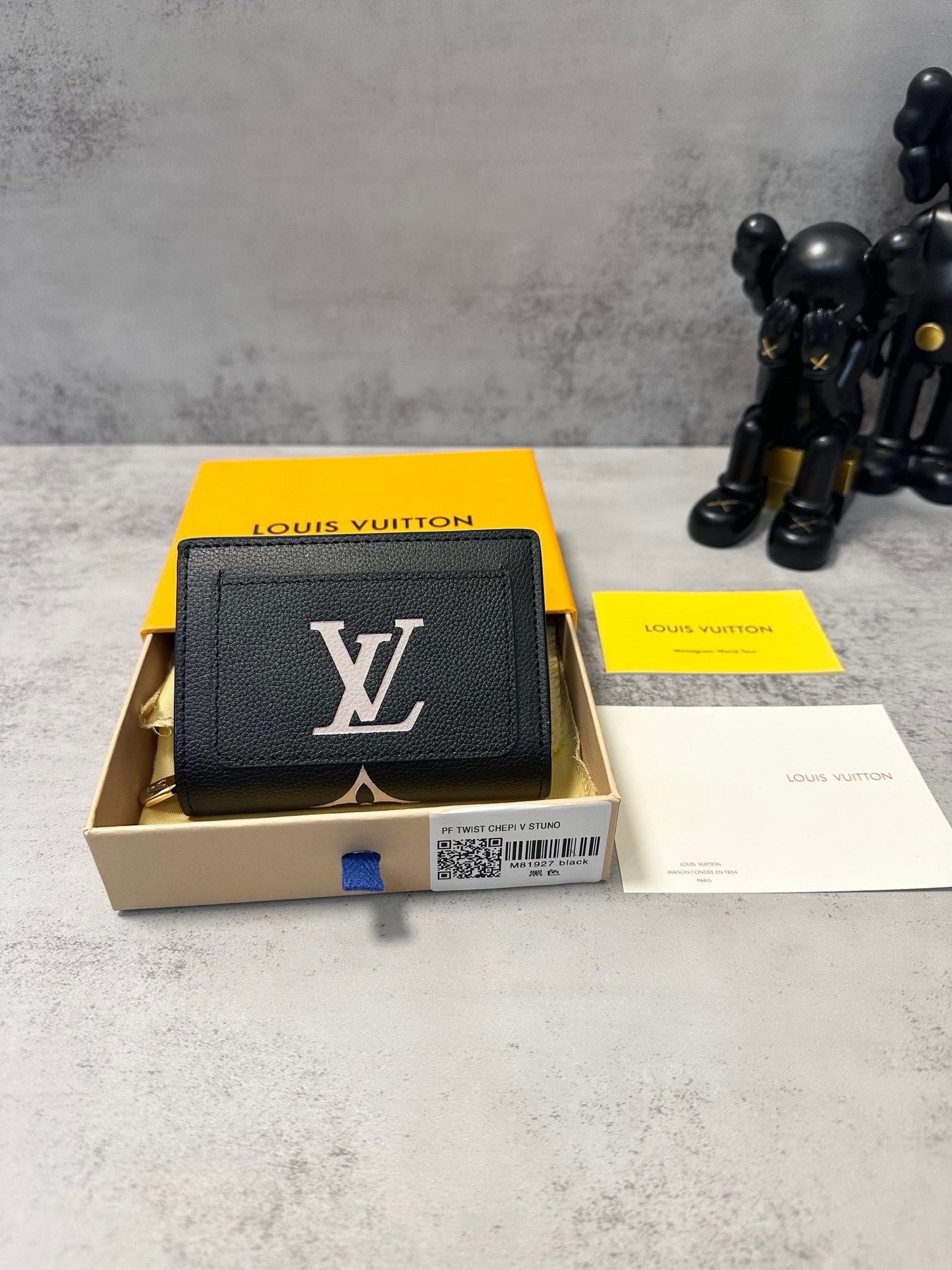 LB948 Compact Wallet / 4.3 x 3.3 x 1.4 inches