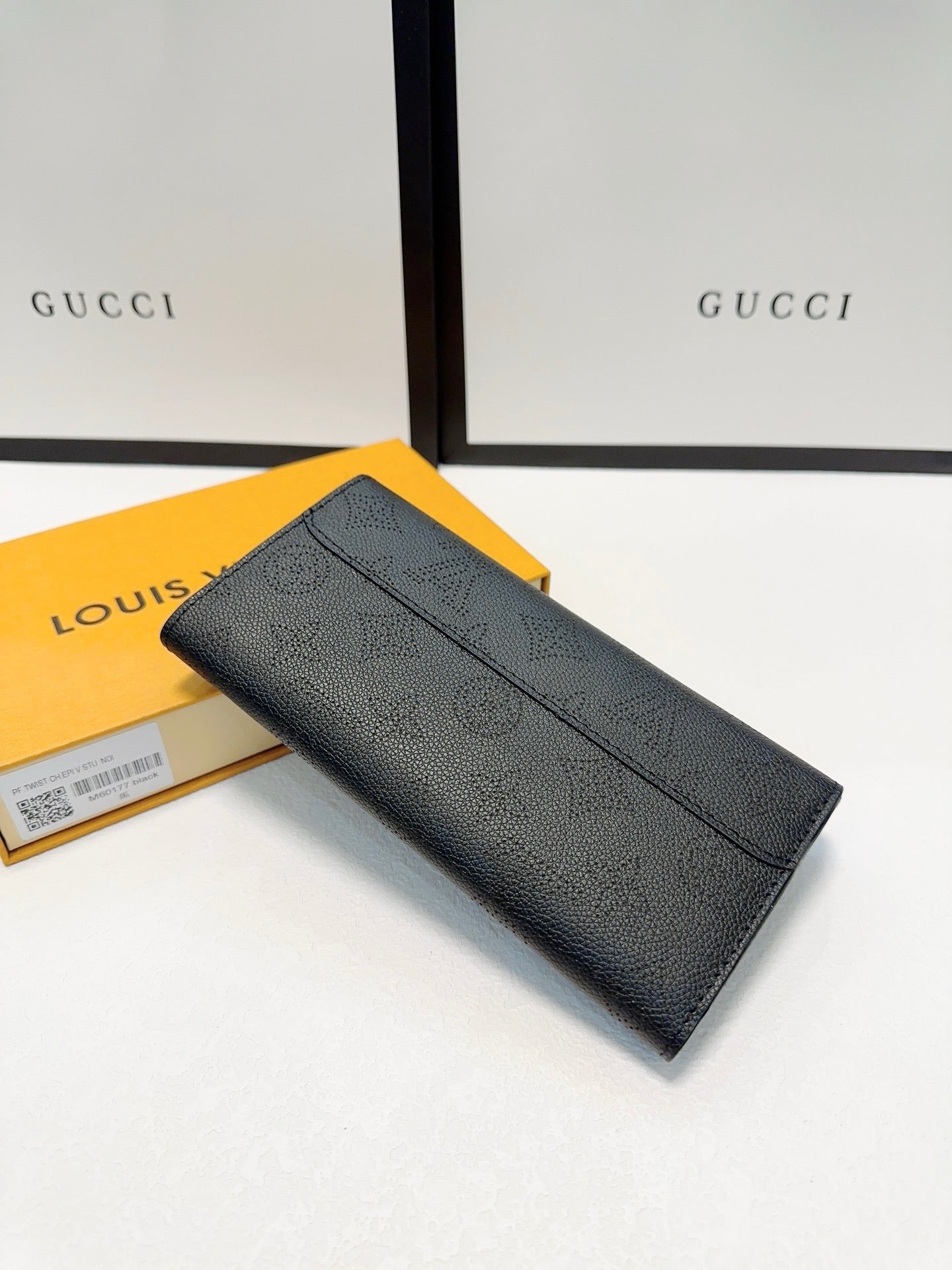 LB949 Emilie Wallet / 7.5 x 3.9 x 0.8 inches