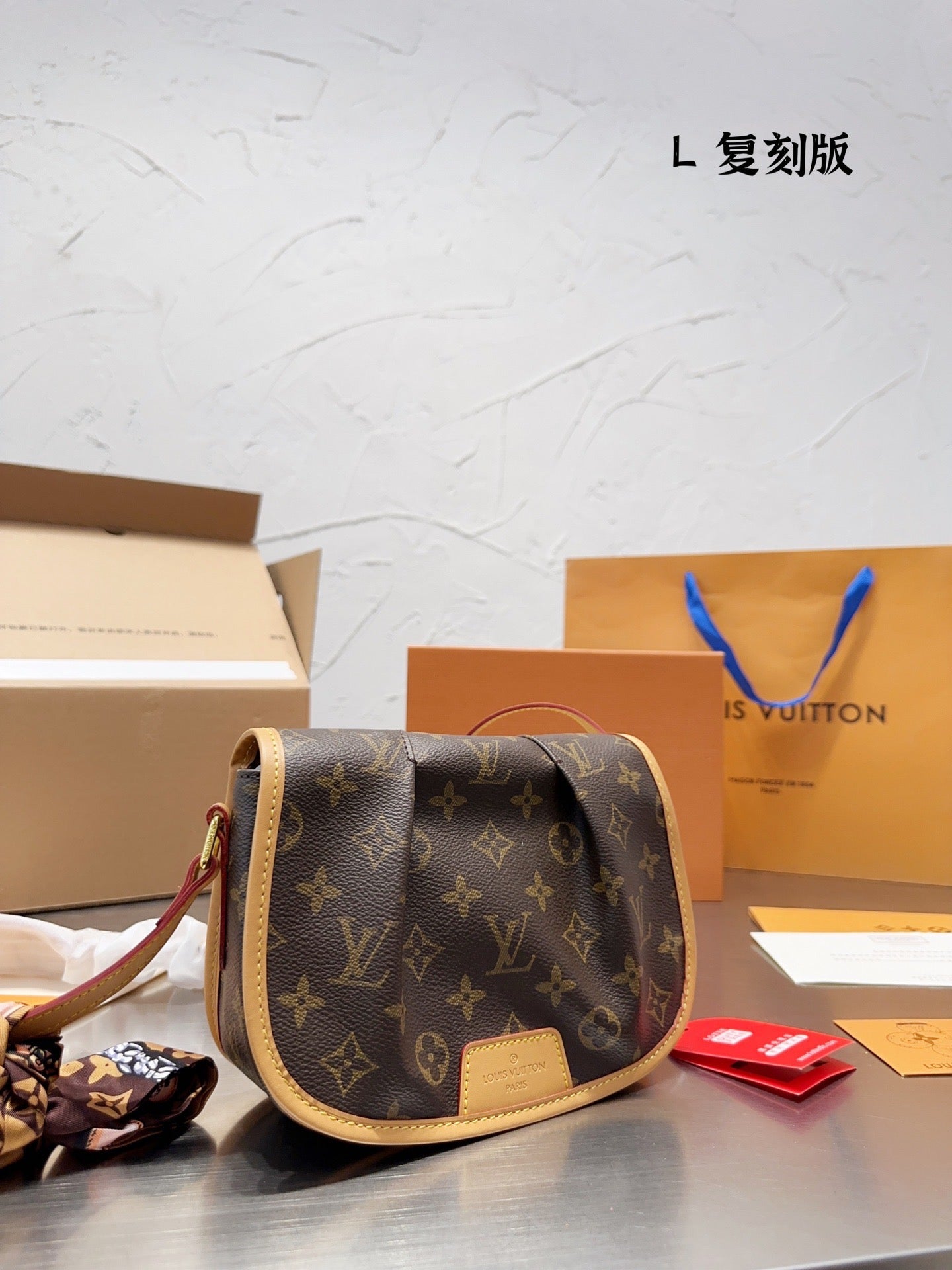 LB827 Vintage Small/Medium Shoulder Bag