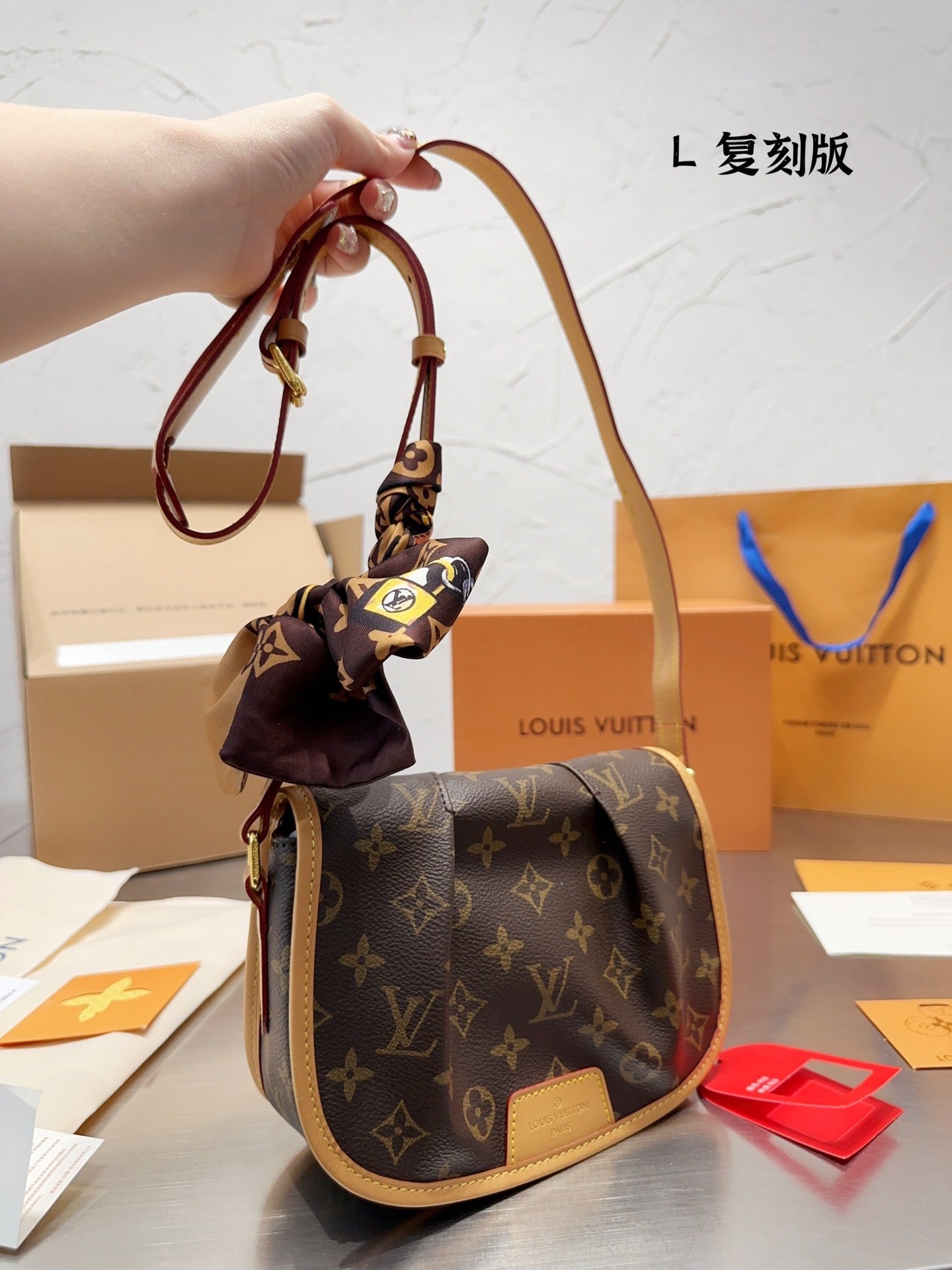 LB827 Vintage Small/Medium Shoulder Bag