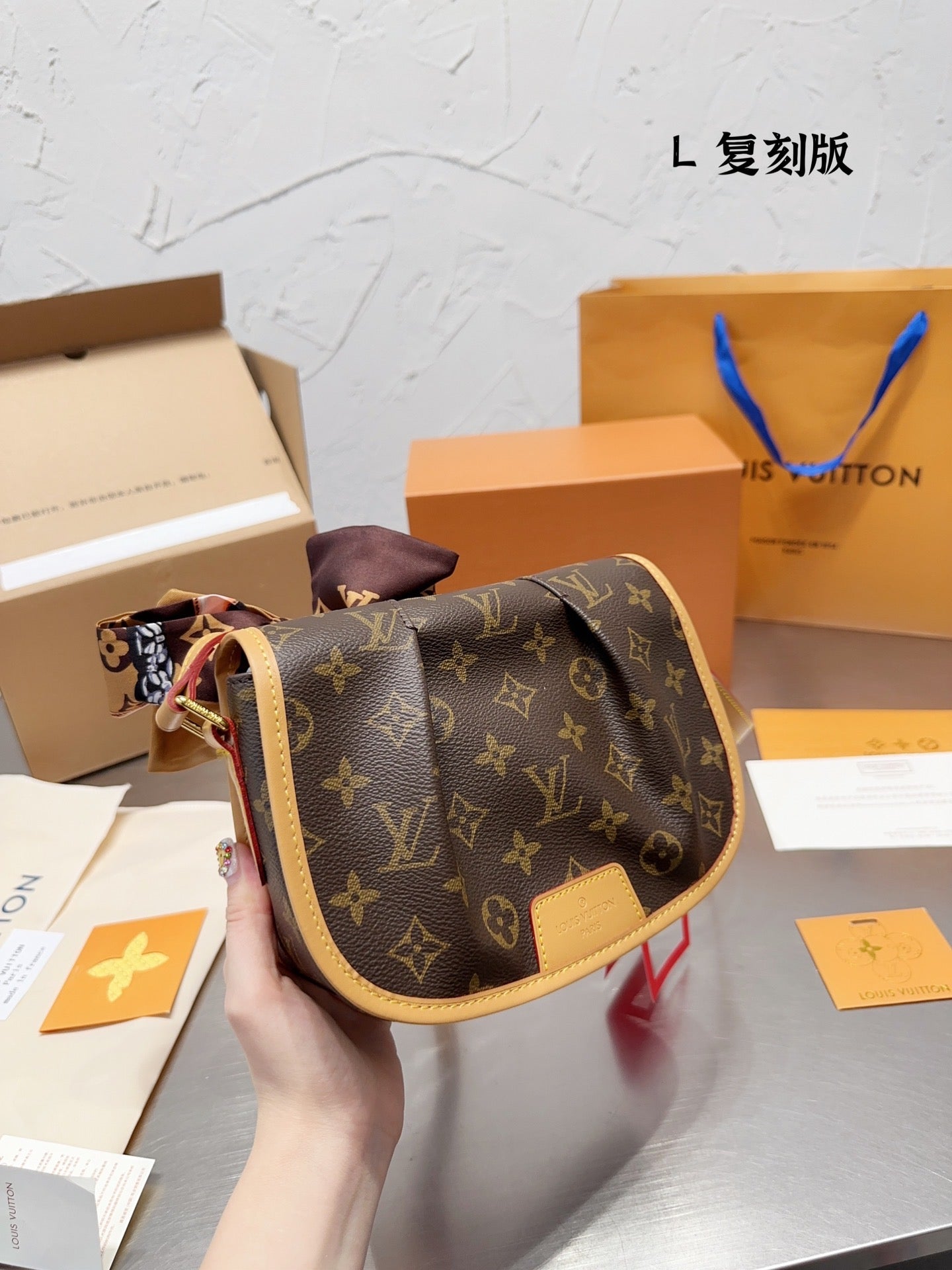 LB827 Vintage Small/Medium Shoulder Bag