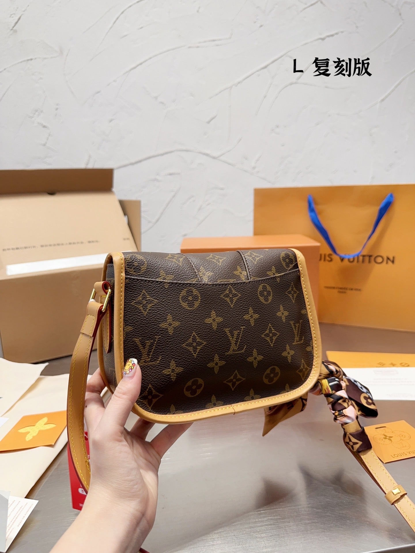 LB827 Vintage Small/Medium Shoulder Bag