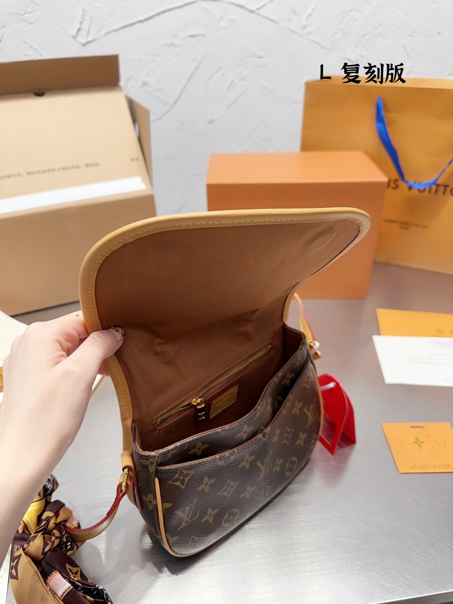 LB827 Vintage Small/Medium Shoulder Bag