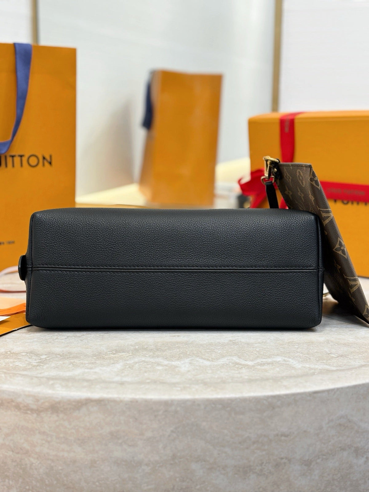 LB1221 Low Key Messenger / 11.8 x 7.1 x 4.7 inches / HIGHEST QUALITY VERSION